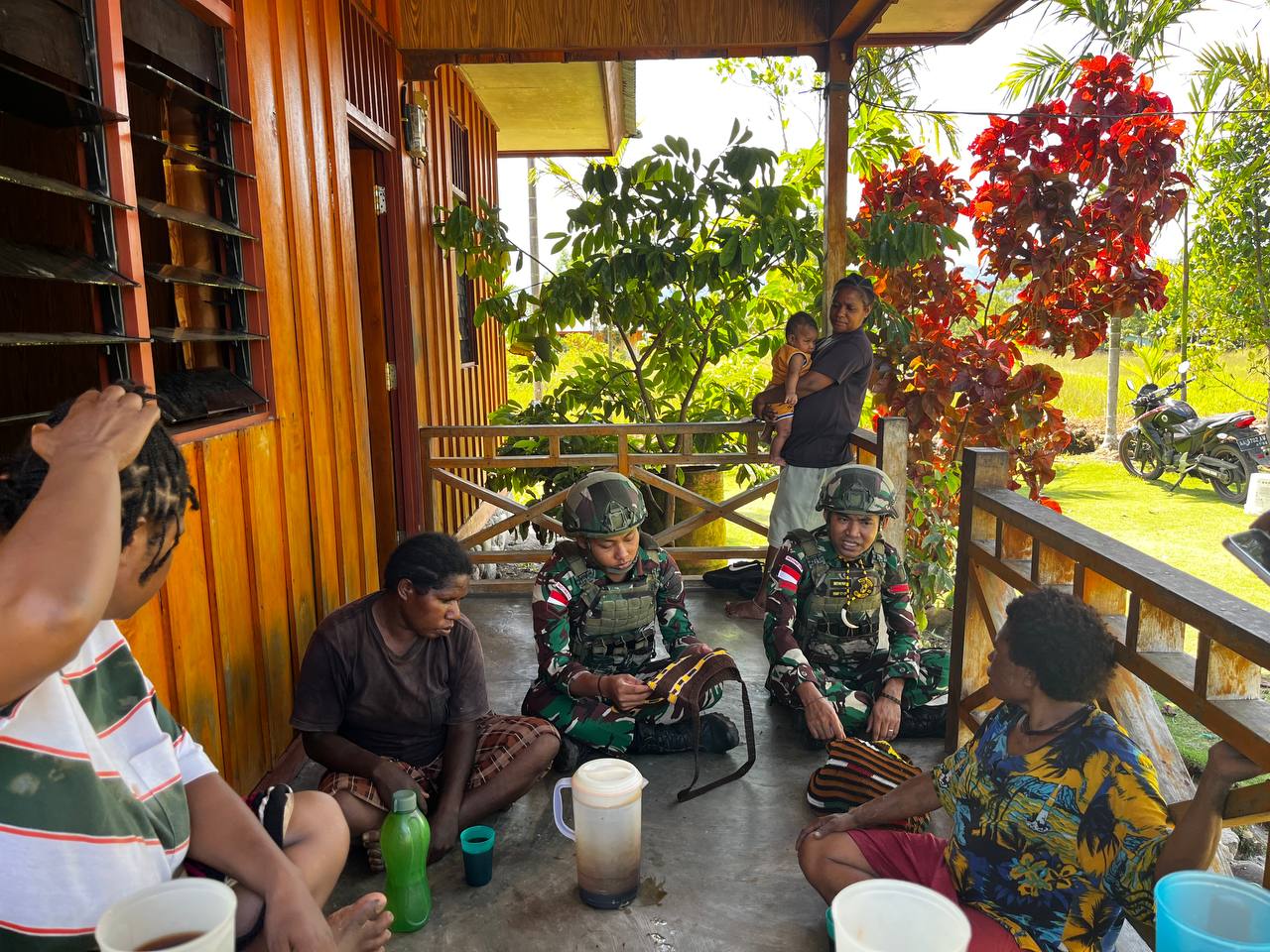 mbminvestigasi.com | Kebersamaan di Tanah Papua, Satgas Yonif 521/DY Gotong Royong Bersihkan Lingkungan Rumah Warga di Distrik Elelim