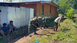 mbminvestigasi.com | Kebersamaan di Tanah Papua, Satgas Yonif 521/DY Gotong Royong Bersihkan Lingkungan Rumah Warga di Distrik Elelim