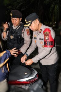 mbminvestigasi.com | Patroli Skala Sedang dan Razia Stasioner Polres Jakbar Amankan Dua remaja Pembawa Tembakau Sintetis Saat Razia Kejahatan Jalanan