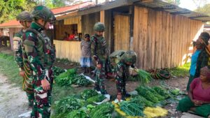 mbminvestigasi.com | Hidupkan Pasar Tradisional di Pedalaman Papua, Satgas Yonif 521/DY Dukung Perekonomian Masyarakat Distrik Kelila