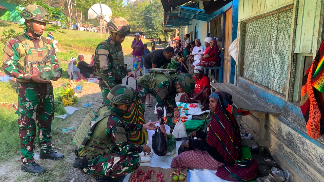 mbminvestigasi.com | Hidupkan Pasar Tradisional di Pedalaman Papua, Satgas Yonif 521/DY Dukung Perekonomian Masyarakat Distrik Kelila
