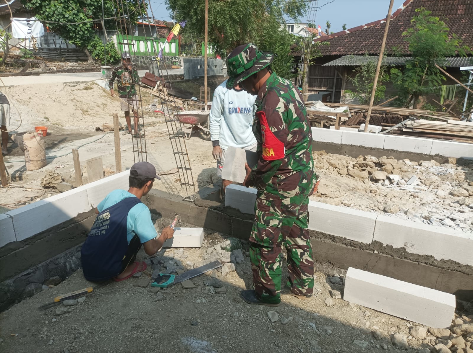 mbminvestigasi.com | Wujud Nyata Kedekatan TNI dengan Rakyat, Babinsa Kemusu Turun Tangan Bantu Warga Bangun Rumah