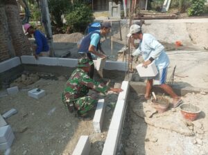 mbminvestigasi.com | Wujud Nyata Kedekatan TNI dengan Rakyat, Babinsa Kemusu Turun Tangan Bantu Warga Bangun Rumah