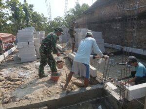 mbminvestigasi.com | Wujud Nyata Kedekatan TNI dengan Rakyat, Babinsa Kemusu Turun Tangan Bantu Warga Bangun Rumah