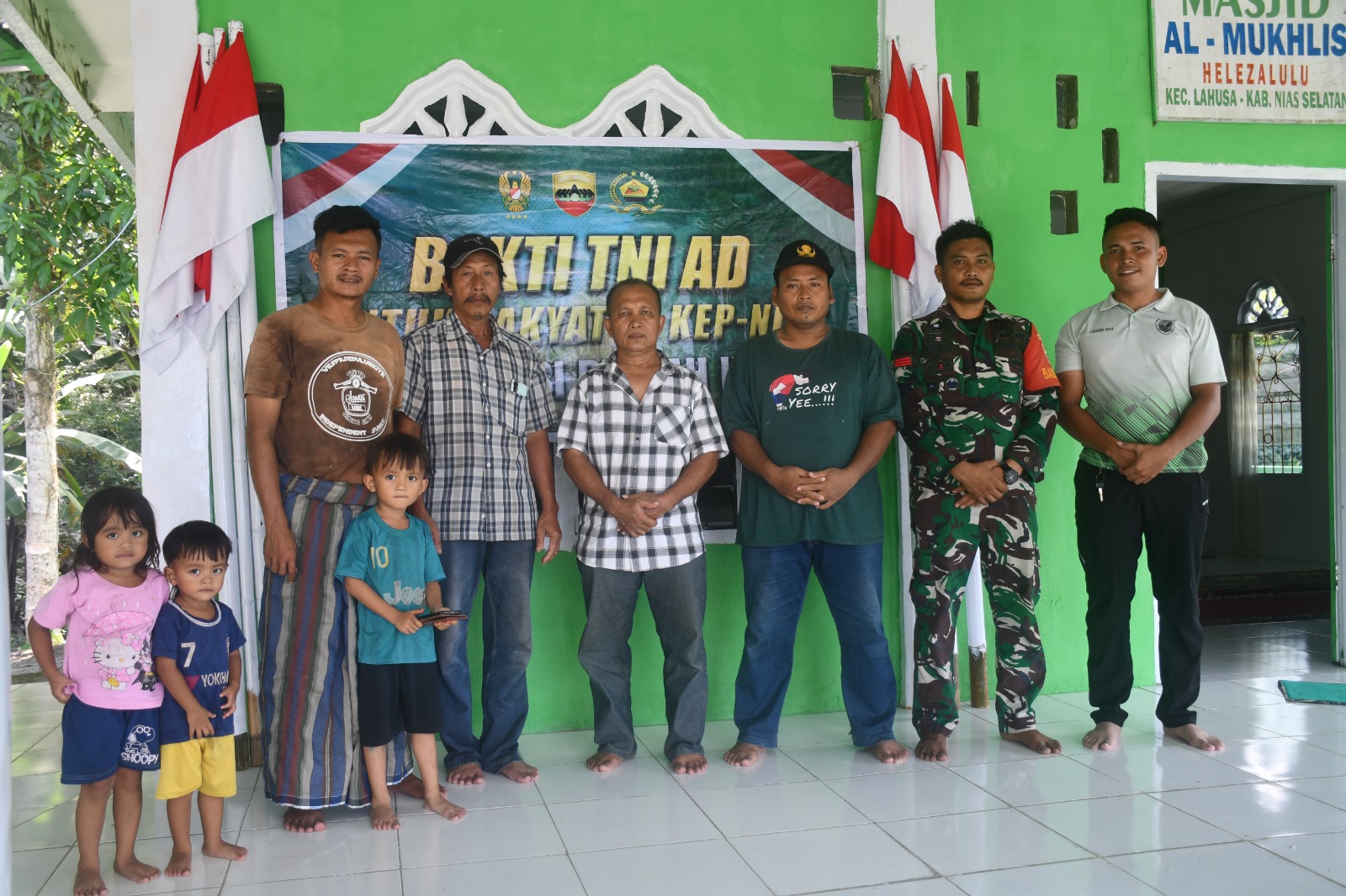 mbminvestigasi.com | Personel Satgas Bakti TNI Untuk Rakyat Rampungkan Rehabilitasi Masjid Al-Mukhlis di Lahusa