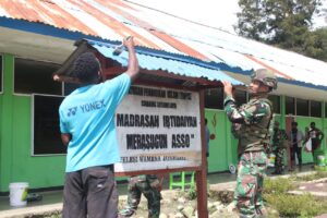 mbminvestigasi.com | Rehab Sekolah di Papua, Satgas Yonif 521/DY Bergotong Royong Renovasi MI Merasugun di Distrik Walesi