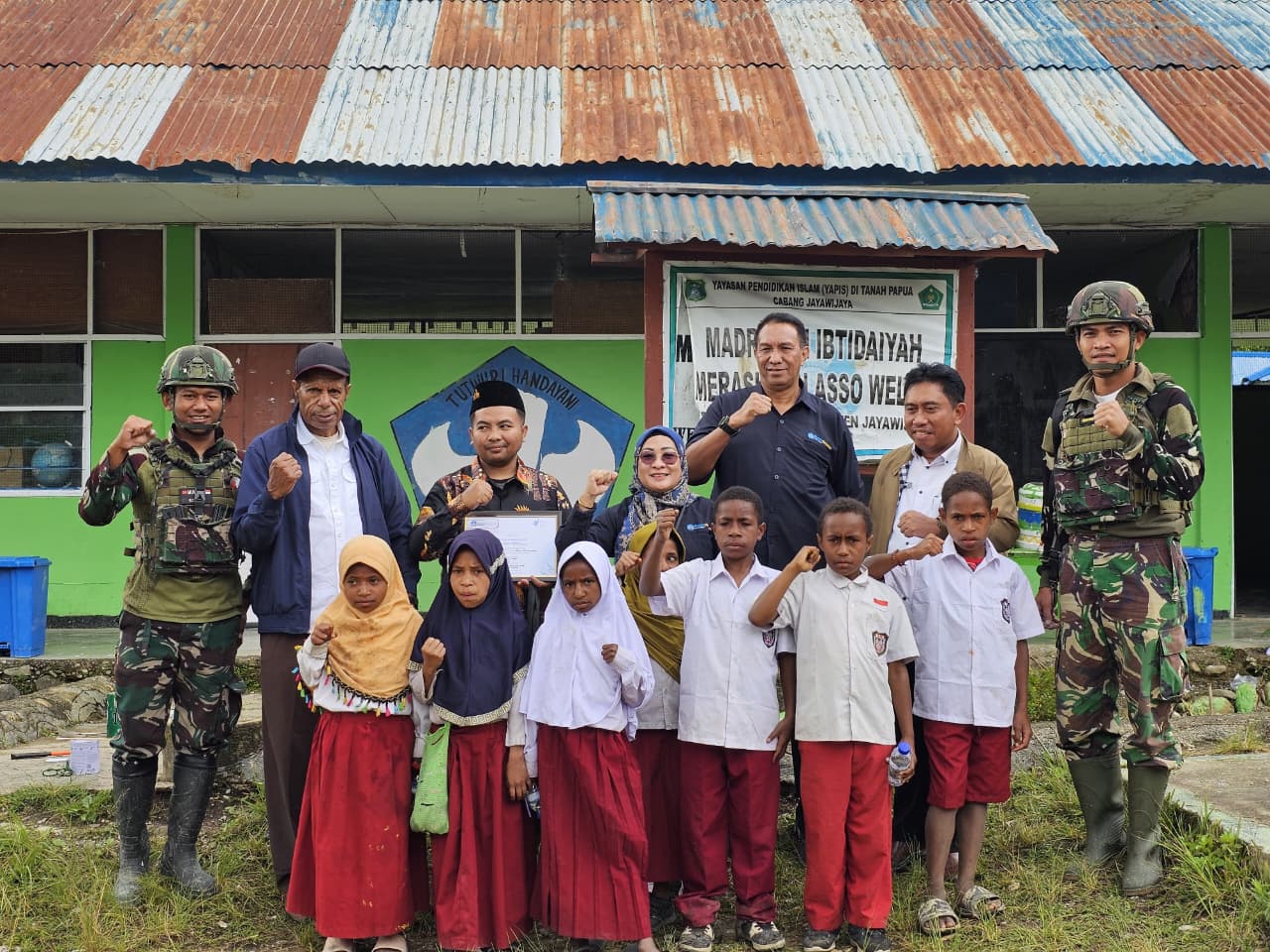 mbminvestigasi.com | Rehab Sekolah di Papua, Satgas Yonif 521/DY Bergotong Royong Renovasi MI Merasugun di Distrik Walesi
