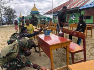 mbminvestigasi.com | Rehab Sekolah di Papua, Satgas Yonif 521/DY Bergotong Royong Renovasi MI Merasugun di Distrik Walesi