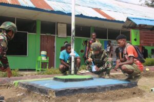 mbminvestigasi.com | Rehab Sekolah di Papua, Satgas Yonif 521/DY Bergotong Royong Renovasi MI Merasugun di Distrik Walesi