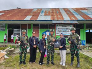 mbminvestigasi.com | Rehab Sekolah di Papua, Satgas Yonif 521/DY Bergotong Royong Renovasi MI Merasugun di Distrik Walesi