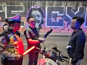 mbminvestigasi.com | Razia Minggu Dini Hari di Palmerah, Polisi Amankan Seorang Pria Membawa Pisau Badik