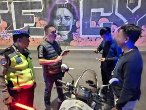 mbminvestigasi.com | Razia Minggu Dini Hari di Palmerah, Polisi Amankan Seorang Pria Membawa Pisau Badik