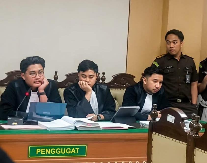 mbminvestigasi.com |   . Salah satu poin krusial yang disorot oleh tim penasihat hukum adalah keabsahan rekaman CCTV yang dijadikan landasan untuk menyudutkan terdakwa. Jerry Nurcahya, patner, rekaman CCTV yang dipenuhi oleh lompatan-lompatan waktu (time skip). Dari hasil potongan durasi yang hilang ini justru berada pada waktu krusial yang seharusnya menjadi kunci untuk membuat terang pada peristiwa pidana, justru melahirkan keraguan yang sangat besar (reasonable doubt) terhadap keaslian isi rekaman. Jerry Nurcahya mengambil sikap profesional sebagai tim hukum mengenai standardisasi pembuktian elektronik dengan Ketiadaan Digital Forensik. Rekaman CCTV yang diajukan diperaidangan tidak disertai proses uji digital forensik yang komprehensif dari ahli yang berkompeten di bidangnya. Menurut Jerry, Ketidakabsahan pada dasar hukum, tanpa adanya berita acara digital forensik yang seharusnya dapat dipertanggungjawabkan secara ilmiah, dan kami meyakini bahwa sepenuhnya, alat bukti CCTV tersebut cacat formil dan tidak sah untuk dijadikan sebagai dasar hukum atau pertimbangan sanksi. Keberatan kami secara fundamental mengenai orisinalitas dan legalitas materiil bukti CCTV ini, harus diformulasikan secara resmi dan disampaikan langsung