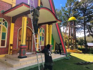 mbminvestigasi.com | Rehab Gereja di Papua, Satgas Yonif 521/DY Bergotong Royong Renovasi Gereja Katolik Paroki Santo Paulus di Distrik Walesi