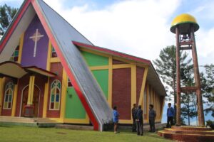 mbminvestigasi.com | Rehab Gereja di Papua, Satgas Yonif 521/DY Bergotong Royong Renovasi Gereja Katolik Paroki Santo Paulus di Distrik Walesi