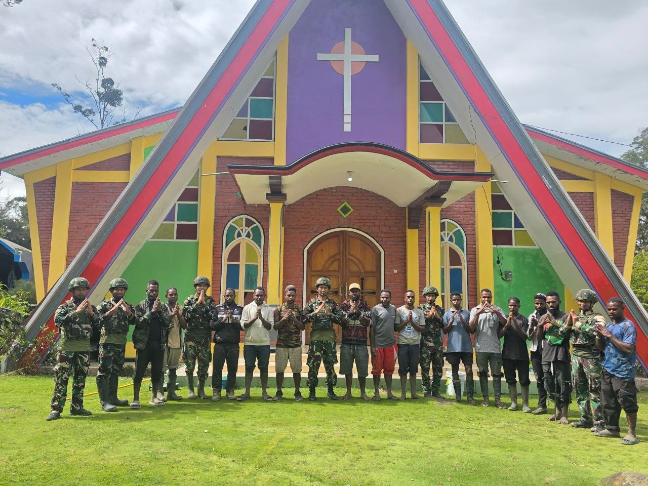 mbminvestigasi.com | Rehab Gereja di Papua, Satgas Yonif 521/DY Bergotong Royong Renovasi Gereja Katolik Paroki Santo Paulus di Distrik Walesi