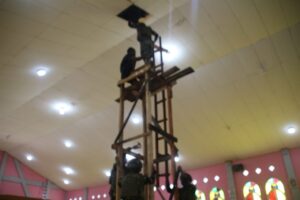 mbminvestigasi.com | Rehab Gereja di Papua, Satgas Yonif 521/DY Bergotong Royong Renovasi Gereja Katolik Paroki Santo Paulus di Distrik Walesi