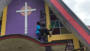 mbminvestigasi.com | Rehab Gereja di Papua, Satgas Yonif 521/DY Bergotong Royong Renovasi Gereja Katolik Paroki Santo Paulus di Distrik Walesi