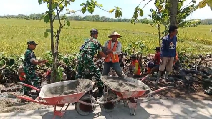 mbminvestigasi.com | Salut! Babinsa Guworejo Ikut Angkat Batu Demi Talud Irigasi Warga Desa Puro