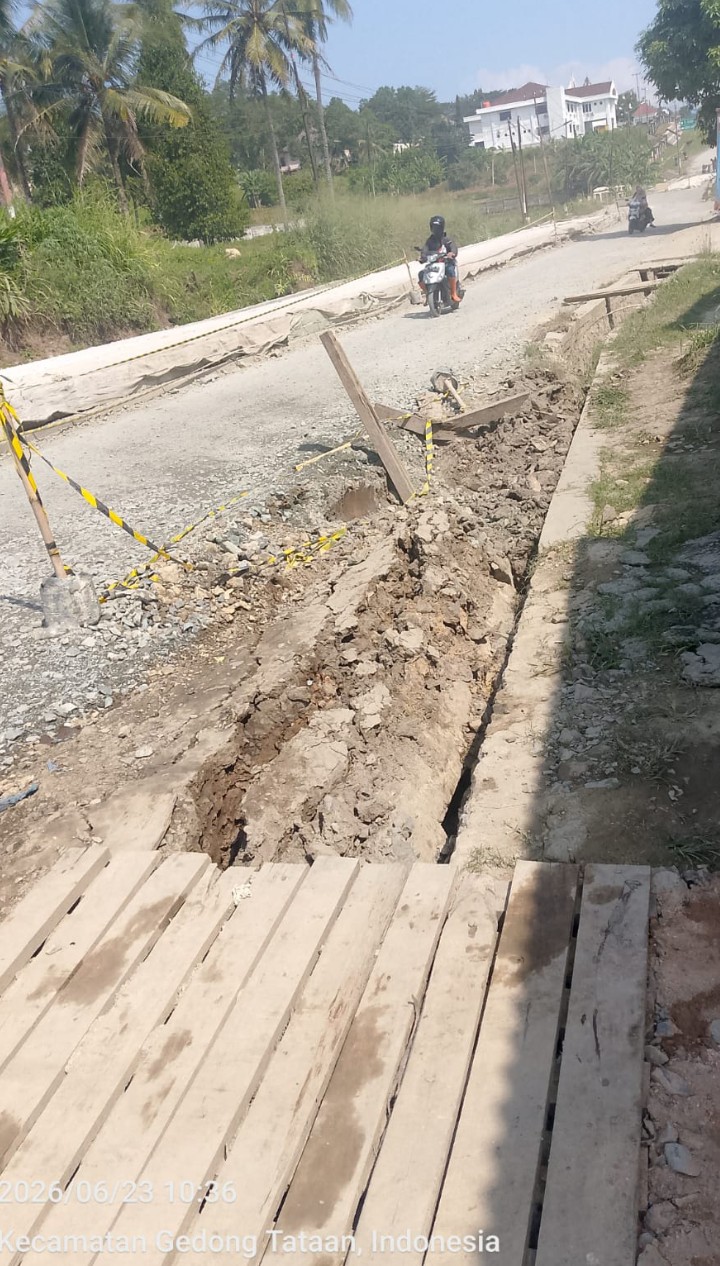mbminvestigasi.com | Pedagang Keluhkan Dampak Debu Proyek Rehabilitasi Jalan Gedong Tataan–Kedondong, Minta Dinas Terkait Tegur Pelaksana