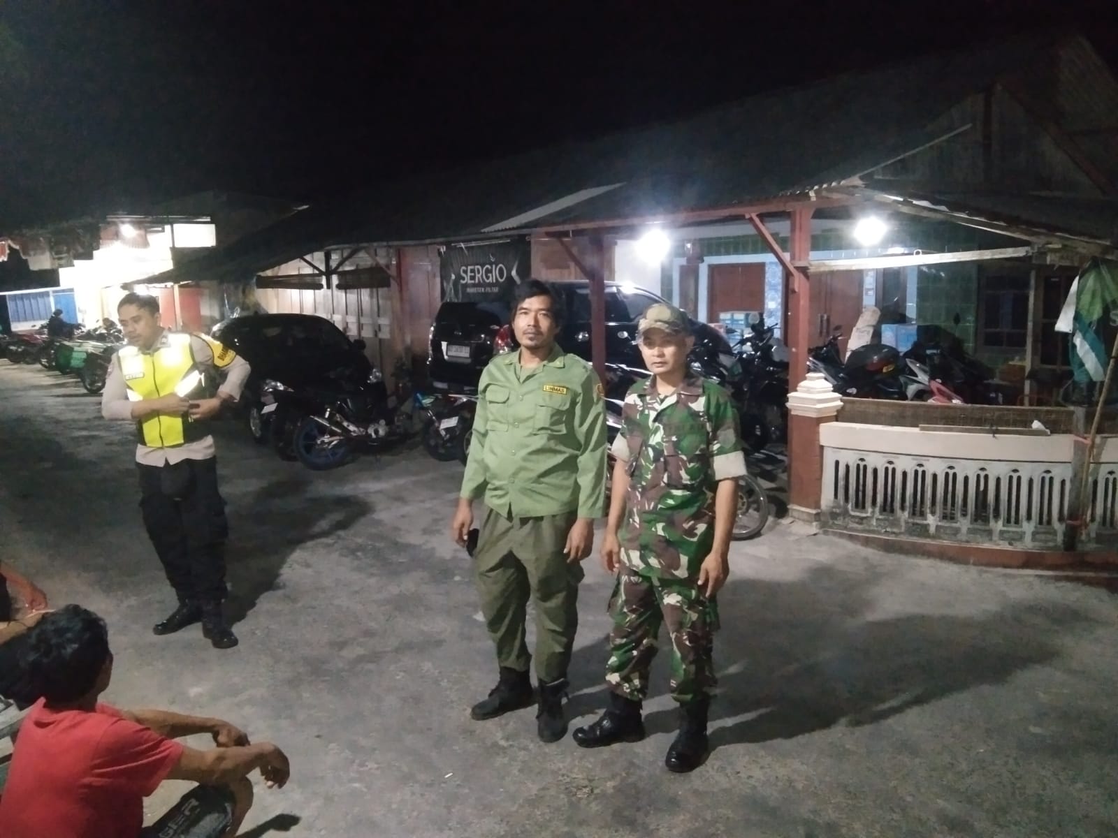 mbminvestigasi.com | Patroli Malam TNI-Polri dan Linmas Pastikan Paranggupito Tetap Aman
