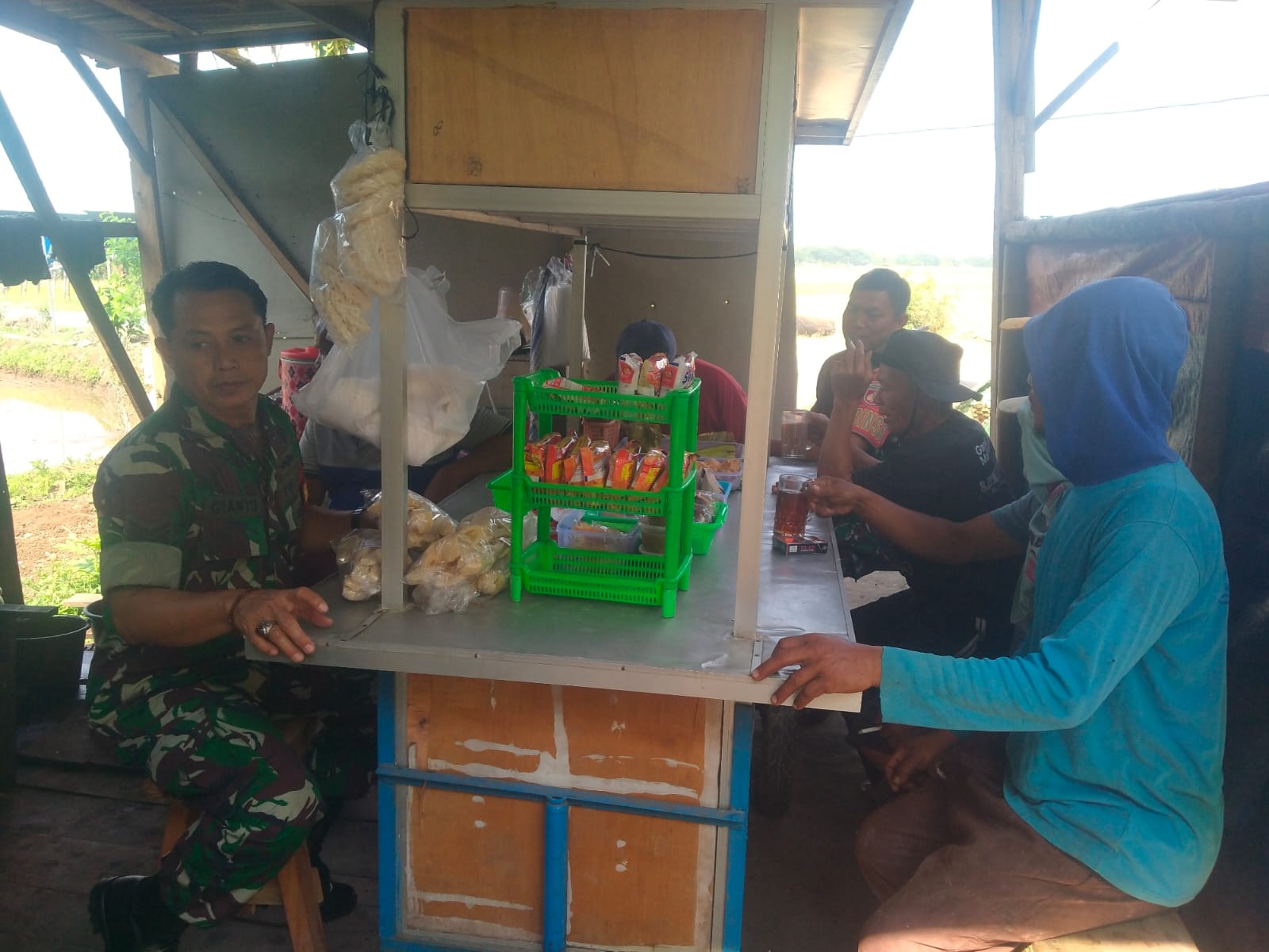 mbminvestigasi.com | Dari Warung Kopi, Babinsa Krikilan Bangun Kepercayaan Warga