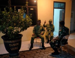 mbminvestigasi.com | Patroli Malam TNI dan Linmas Wujud Nyata Menjaga Keamanan Warga