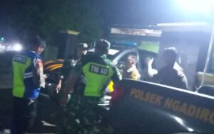 mbminvestigasi.com | TNI-Polri di Ngadirojo Jaga Kondusivitas, Sambangi Titik Keramaian Demi Rasa Aman Warga
