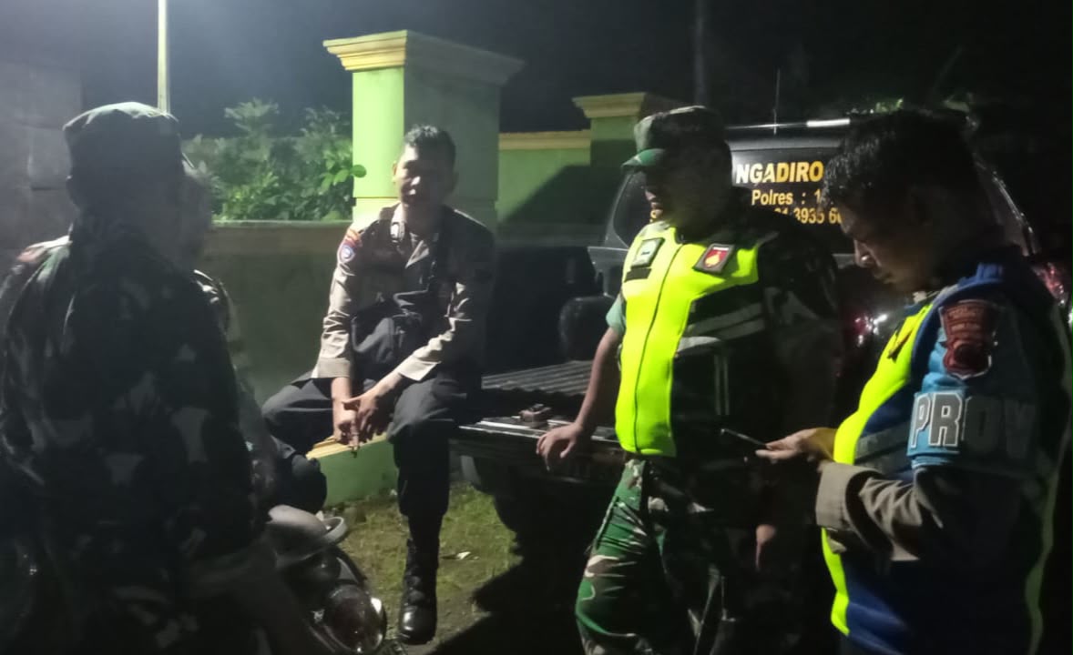 mbminvestigasi.com | TNI-Polri di Ngadirojo Jaga Kondusivitas, Sambangi Titik Keramaian Demi Rasa Aman Warga