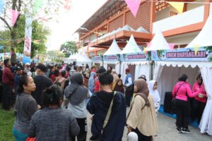 mbminvestigasi.com | Ribuan Warga Padati Pasar Rakyat Hari Bhayangkara ke-80, Polri Hadir Berbagi Kebahagiaan di Jakarta Barat