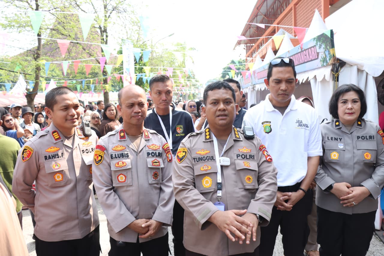 mbminvestigasi.com | Ribuan Warga Padati Pasar Rakyat Hari Bhayangkara ke-80, Polri Hadir Berbagi Kebahagiaan di Jakarta Barat
