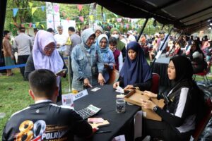 mbminvestigasi.com | Ribuan Warga Padati Pasar Rakyat Hari Bhayangkara ke-80, Polri Hadir Berbagi Kebahagiaan di Jakarta Barat