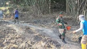 mbminvestigasi.com | Semangat Gotong Royong Tak Pernah Padam, Babinsa Terjun Langsung Demi Jalan Desa