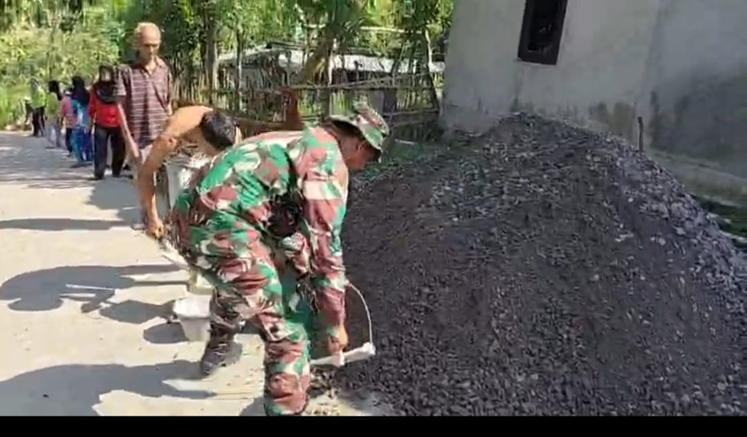 mbminvestigasi.com | Semangat Gotong Royong Tak Pernah Padam, Babinsa Terjun Langsung Demi Jalan Desa