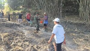 mbminvestigasi.com | Semangat Gotong Royong Tak Pernah Padam, Babinsa Terjun Langsung Demi Jalan Desa