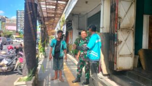 mbminvestigasi.com | Sambil Menyelam Minum Air, Sambangi Warga Babinsa Kemlayan Ngobrol Santai Dengan Juru Parkir