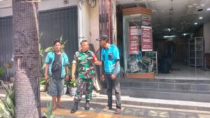mbminvestigasi.com | Sambil Menyelam Minum Air, Sambangi Warga Babinsa Kemlayan Ngobrol Santai Dengan Juru Parkir