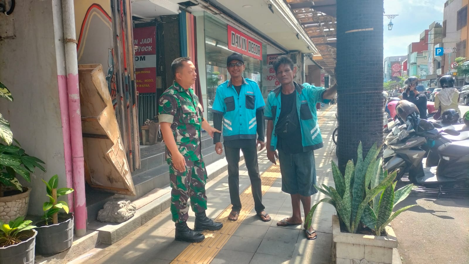 mbminvestigasi.com | Sambil Menyelam Minum Air, Sambangi Warga Babinsa Kemlayan Ngobrol Santai Dengan Juru Parkir