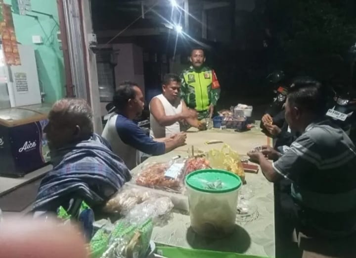 mbminvestigasi.com | Jaga Kamtibmas dan Pererat Silaturahmi, Babinsa Lintau Buo Lakukan Patroli Malam ke Pusat Keramaian