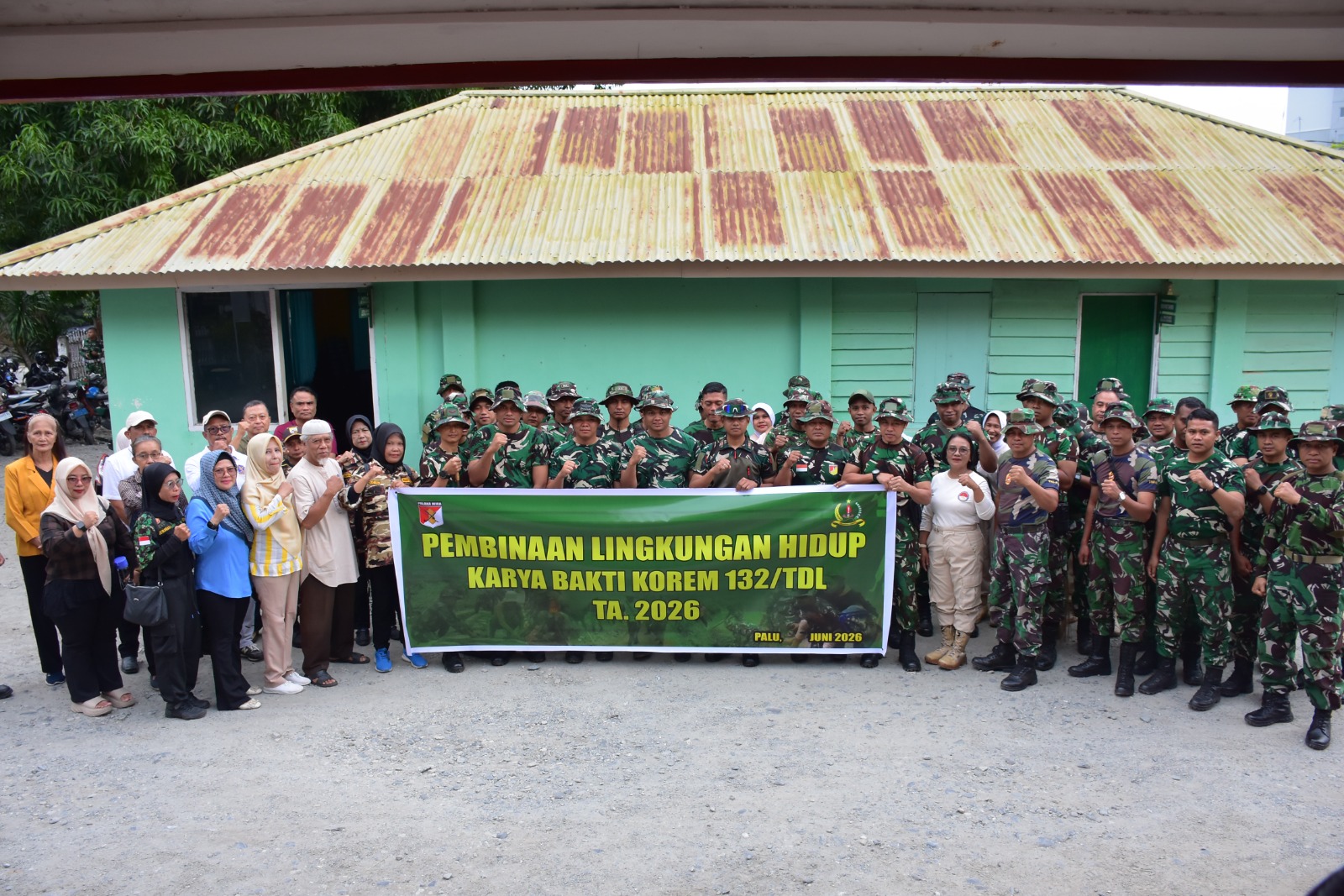 mbminvestigasi.com | Korem 132/Tadulako dan Warga Gotong Royong Bersihkan Gedung Juang Palu