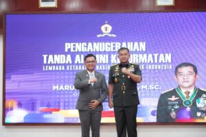 mbminvestigasi.com | Perkuat Ketahanan Nasional, Kasad Dianugerahi Tanda Alumni Kehormatan Lemhannas RI