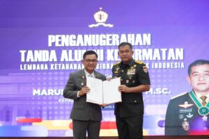 mbminvestigasi.com | Perkuat Ketahanan Nasional, Kasad Dianugerahi Tanda Alumni Kehormatan Lemhannas RI