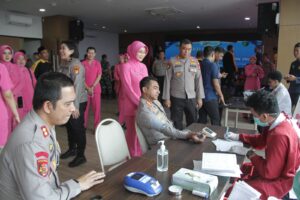 mbminvestigasi.com | Sambut Hari Bhayangkara ke-80, Polres Metro Jakarta Barat Gelar Bakti Kesehatan untuk Ratusan Masyarakat