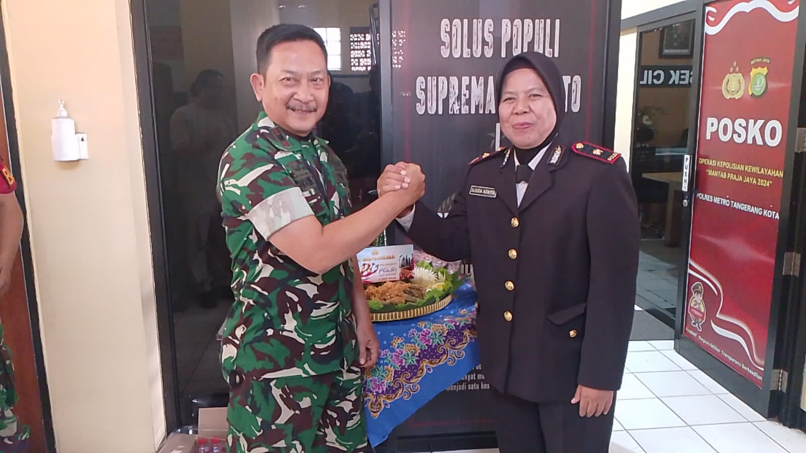 mbminvestigasi.com | Danramil 04 Ciledug Berikan Ucapan Hari Bhayangkara ke-80 kepada Polsek Ciledug