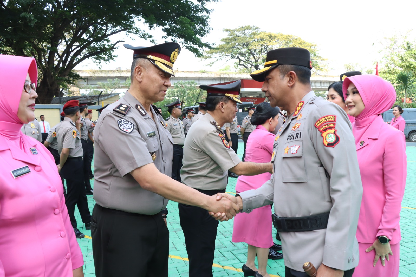 mbminvestigasi.com | Momentum Hari Bhayangkara, Kapolres Metro Jakarta Barat Pimpin Upacara Kenaikan Pangkat 74 Personel