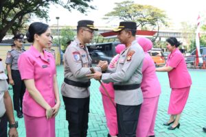 mbminvestigasi.com | Momentum Hari Bhayangkara, Kapolres Metro Jakarta Barat Pimpin Upacara Kenaikan Pangkat 74 Personel