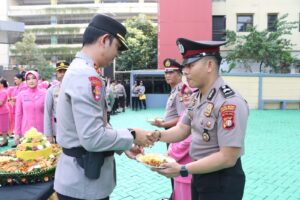 mbminvestigasi.com | Momentum Hari Bhayangkara, Kapolres Metro Jakarta Barat Pimpin Upacara Kenaikan Pangkat 74 Personel