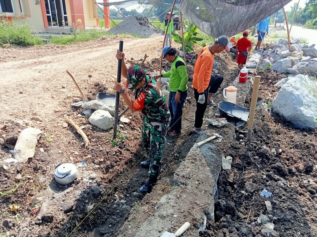 mbminvestigasi.com | Demi Sawah Tetap Mengalir, Babinsa dan Warga Bergotong Royong Bangun Saluran Irigasi