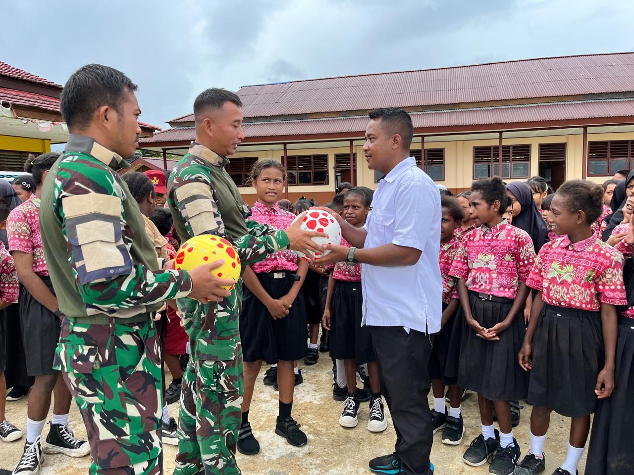 mbminvestigasi.com | Satgas Yonif 410/Alugoro Rehabilitasi SD Inpres Stenkool 3, Wujud Nyata Kepedulian TNI terhadap Pendidikan di Papua