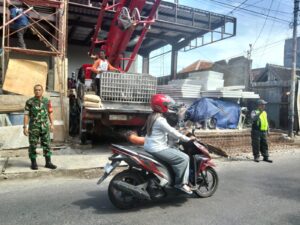 mbminvestigasi.com | Pacu Kelancaran & Keselamatan Lalu Lintas, Babinsa Serengan dan Linmas Bantu Pengecoran Rumah Warga